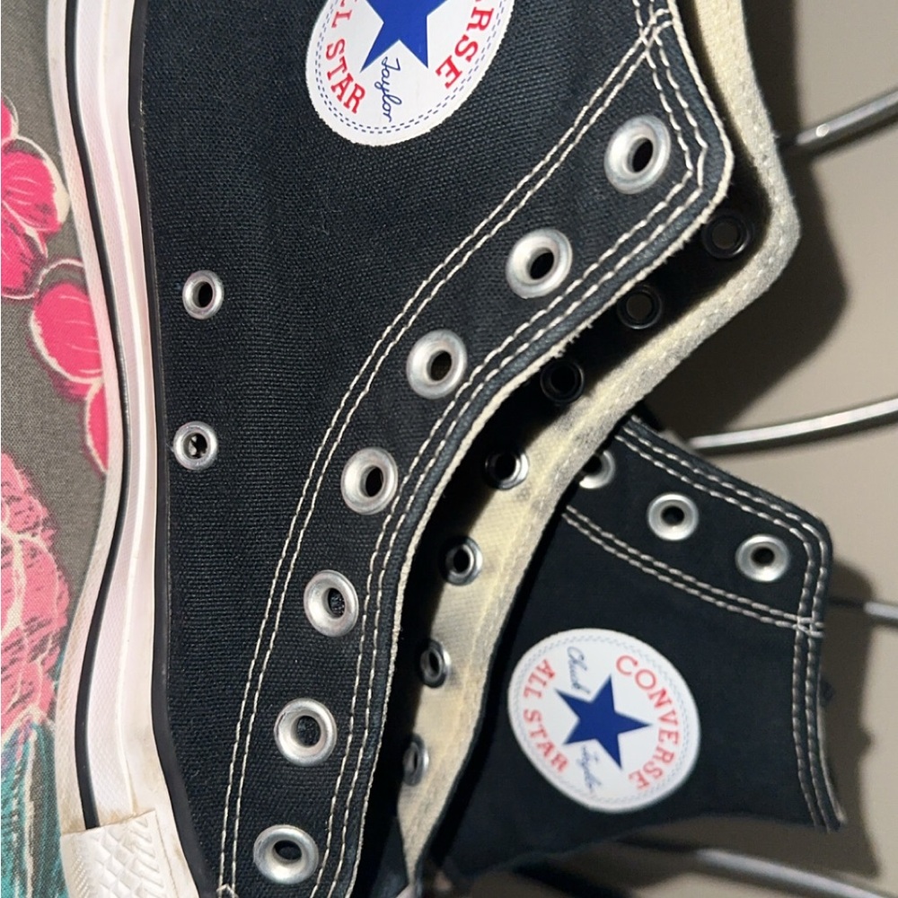 Converse Black High-Top Sneakers Classic Design